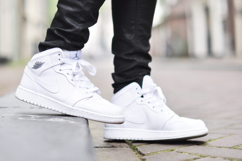 white nike jordan mid