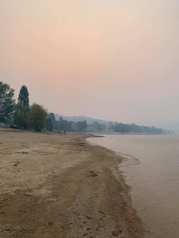 lake jindabyne during bush fires