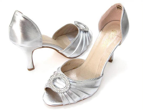 Flapper style medium heel shoes