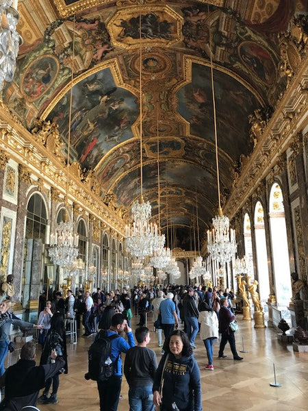 great-hall-way-chandalier-lighting-in-france