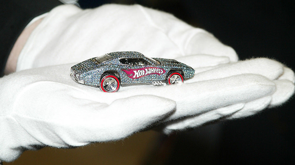 voiture miniature incrustée de diamant