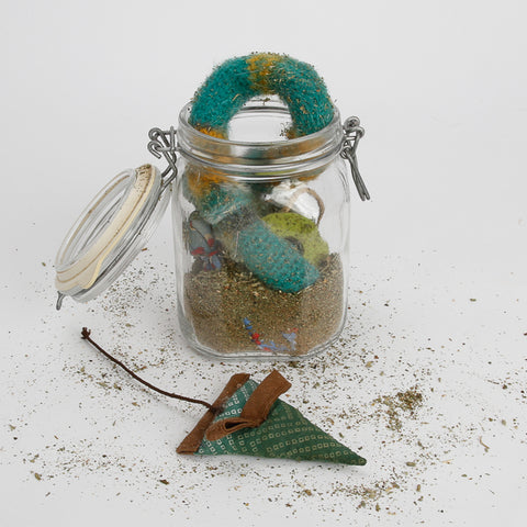 I used this glass jar with hermetic lid to create a catnip marinade storage for our catnip toys