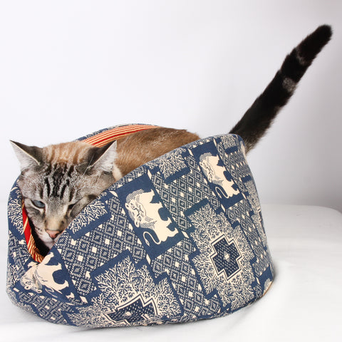 the jumbo CAT CANOE cat bed