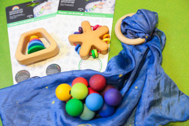 自然物料的質感對孩子最有益，例如木、羊毛和絲等，令人有溫暖和舒服的感覺。「大樹孩子生活館」也提供一系列適合幼嬰的玩具，例如磨牙棒等。