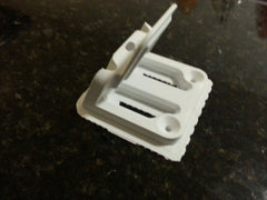 <a href="http://www.thingiverse.com/make:20579" target="_blank">iphone5 dock</a> (by studio-napkin) printed on the new MW 2.2 raft
