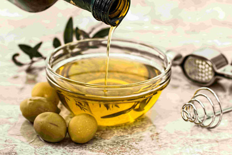 Choose natural oils such as olive oil, macadamia oil, coconut oil or almond oil