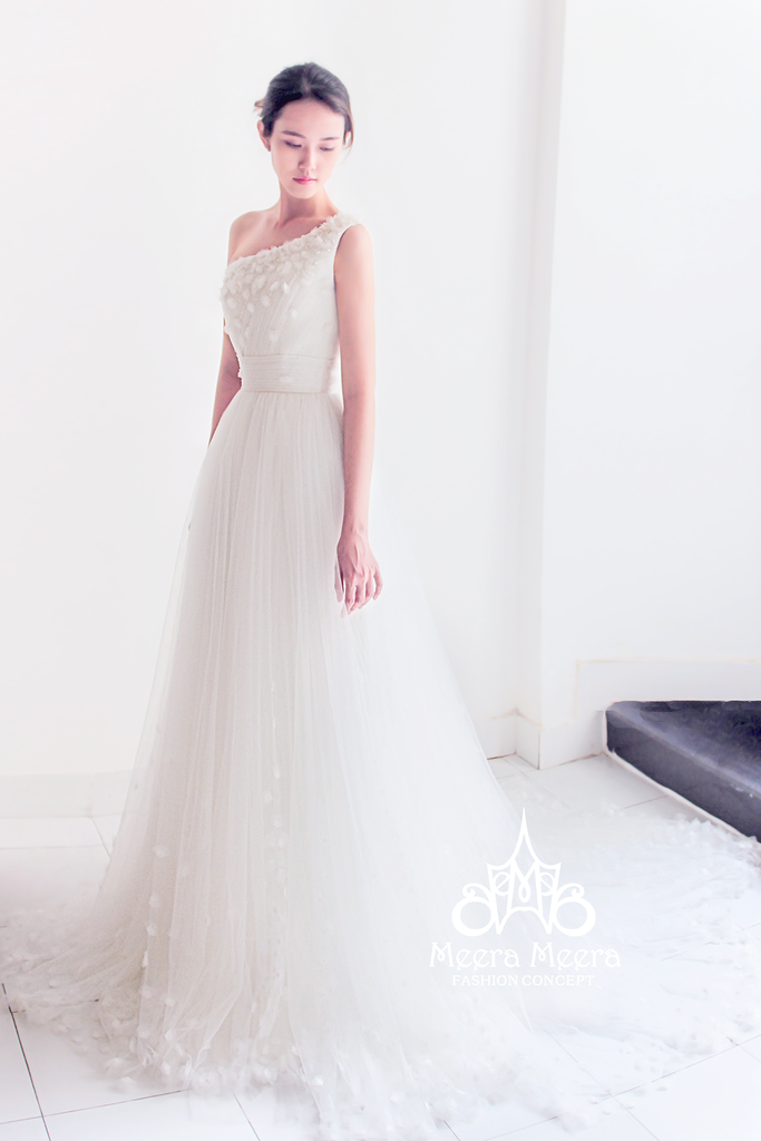 Áo cưới cho cô dâu thấp lùn. Áo cưới nữ thần Hy Lạp Meera Meera Bridal. Địa chỉ may áo cưới đẹp Sài Gòn. Áo cưới cao cấp Meera Meera Fashion Concept.