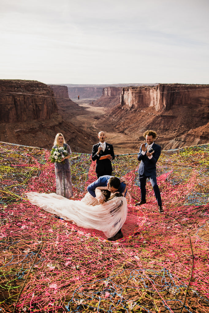 Thót tim với lễ cưới trên vực núi Moab cao 121m tại Utah Canyon , Mỹ