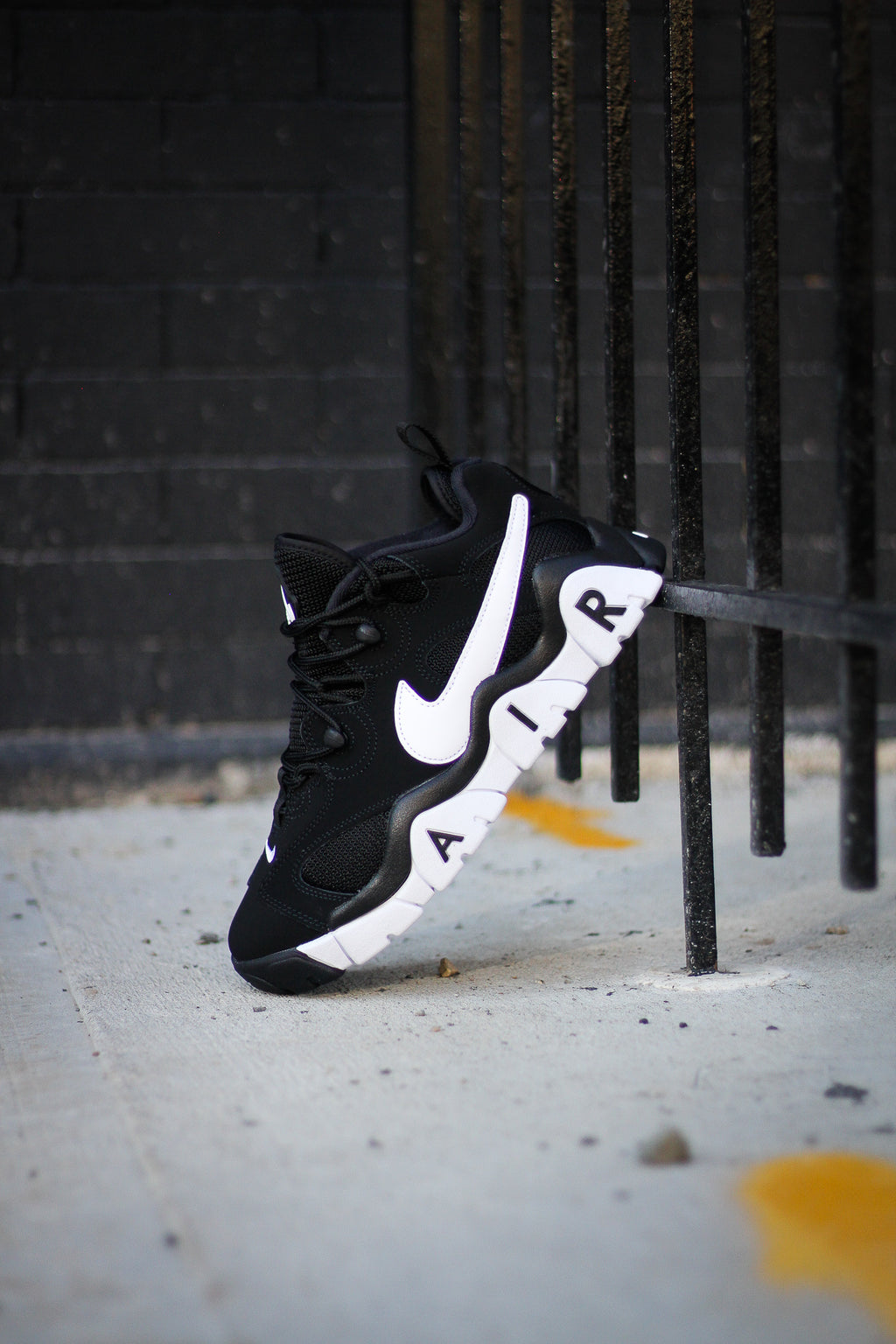 nike air barrage low black and white