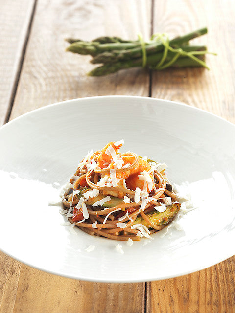 Spaghettis à l’épeautre en sauce ratatouille, aux asperges blanches et crevettes