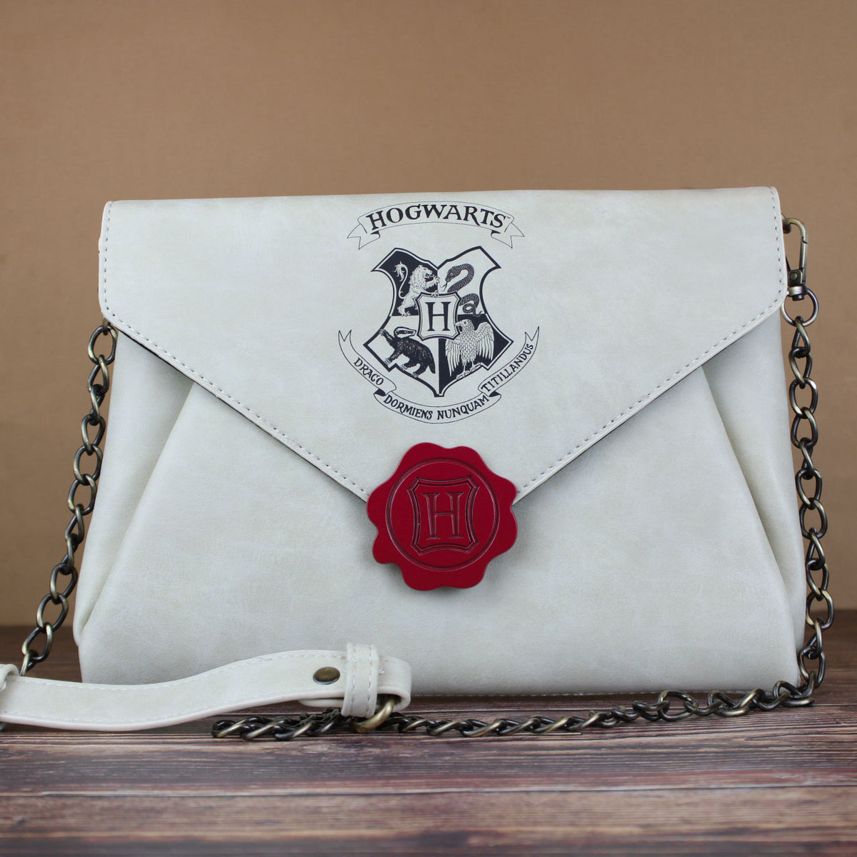 NEW OFFICIAL HARRY POTTER HOGWARTS SCHOOL LIST RED COIN & CARD CLUTCH PURSE 