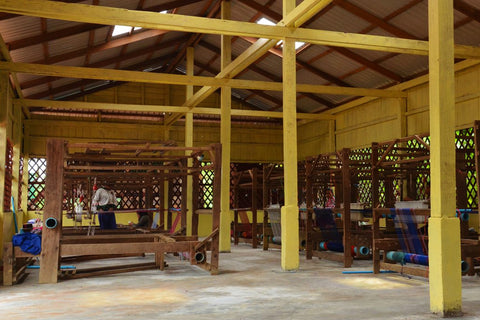 L'art du tissage ancestral cambodgien est un art qui longtemps fut prêt à disparaître, c'est pourquoi Soieries du Mékong forme des tisserandes afin de préserver cet artisanat.