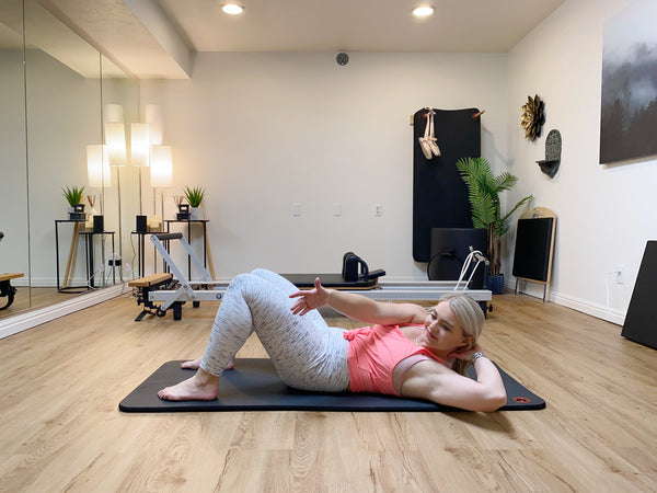 Oblique crunches, workout clothing, at home pilates