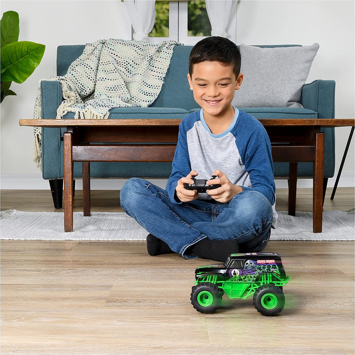 Monster Jam , Official Grave Digger Remote Control Monster Truck Toy, 1:24 Scale, 2.4 Ghz, for Ages 4 and Up