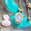 Collier "Leda" Quartz rose personnalisable - Illustrations & Bijoux fantaisie ClairObscur Art