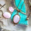 Collier "Leda" Quartz rose personnalisable - Illustrations & Bijoux fantaisie ClairObscur Art