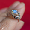 [Dernier exemplaire !] Bague "Flore" ajustable, en Argent 925 - Labradorite - Illustrations & Bijoux fantaisie ClairObscur Art