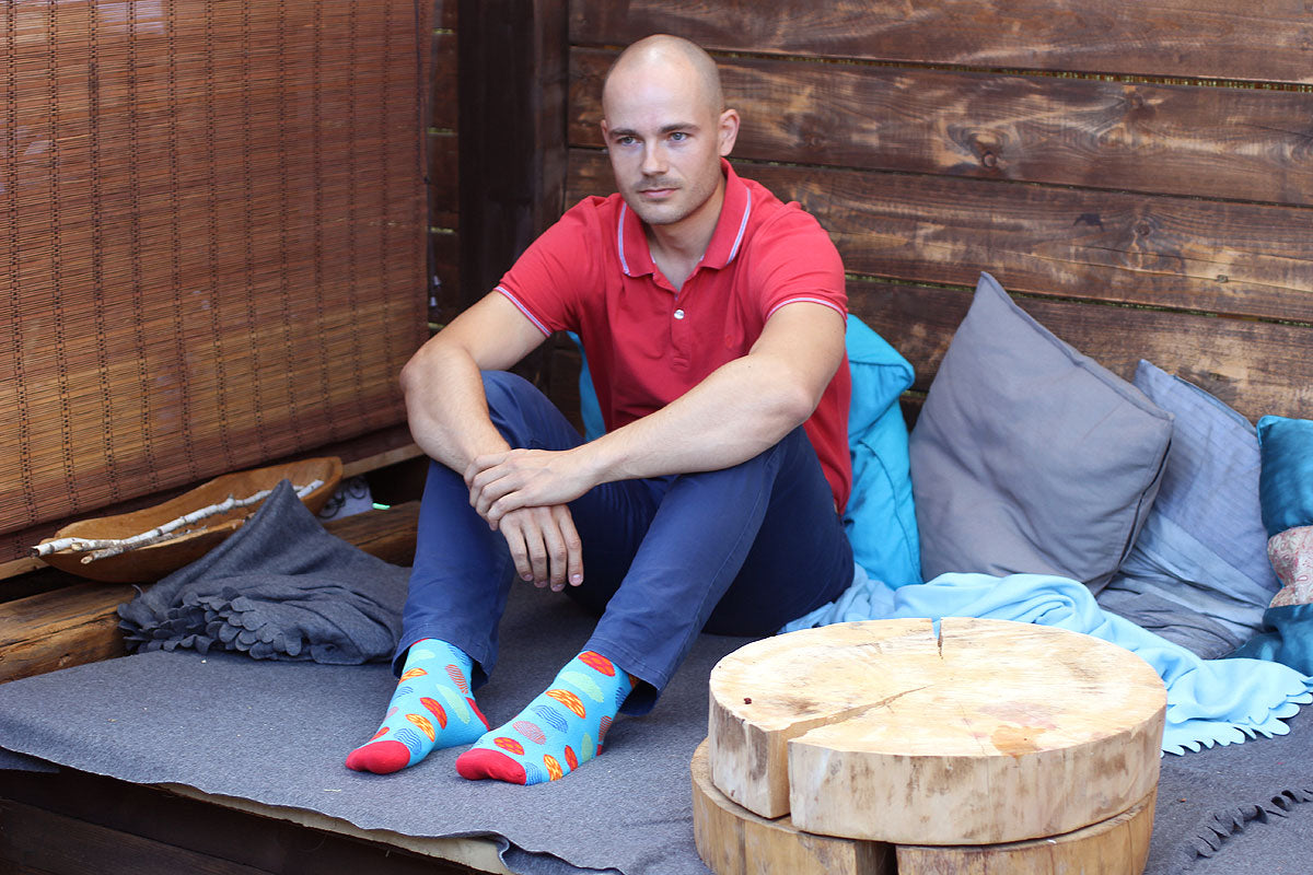 Vít Joachymstal a barevné ponožky SocksInBox Funky