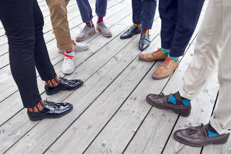Muži vědí jak nosit veselé ponožky