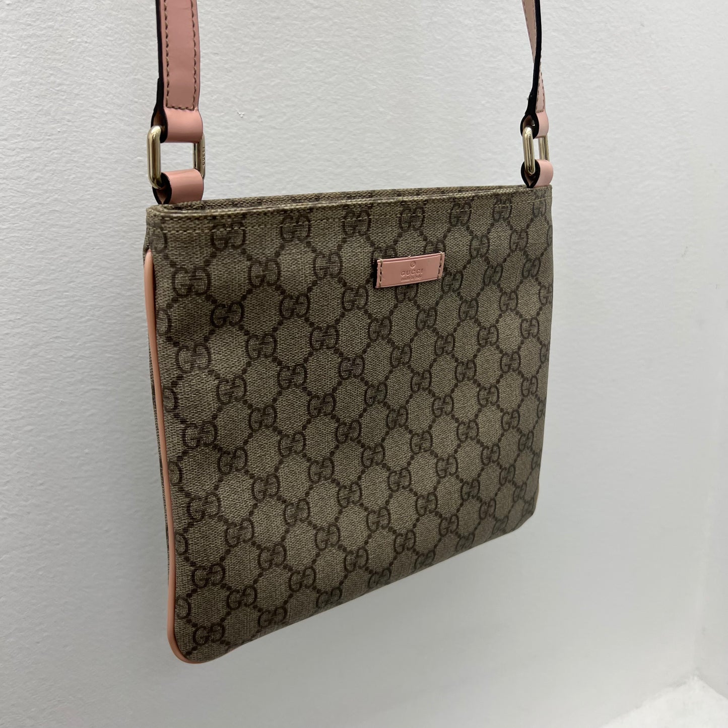 Gucci GG Supreme Monogram Flat Messenger