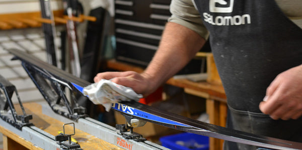 Cleaning grip zone cross country skis 