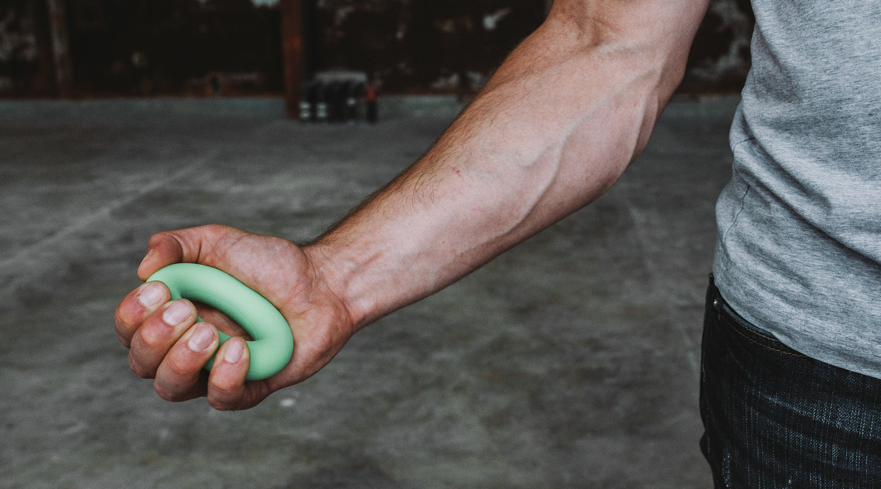 A climber trains with the so ill strength hand trainer