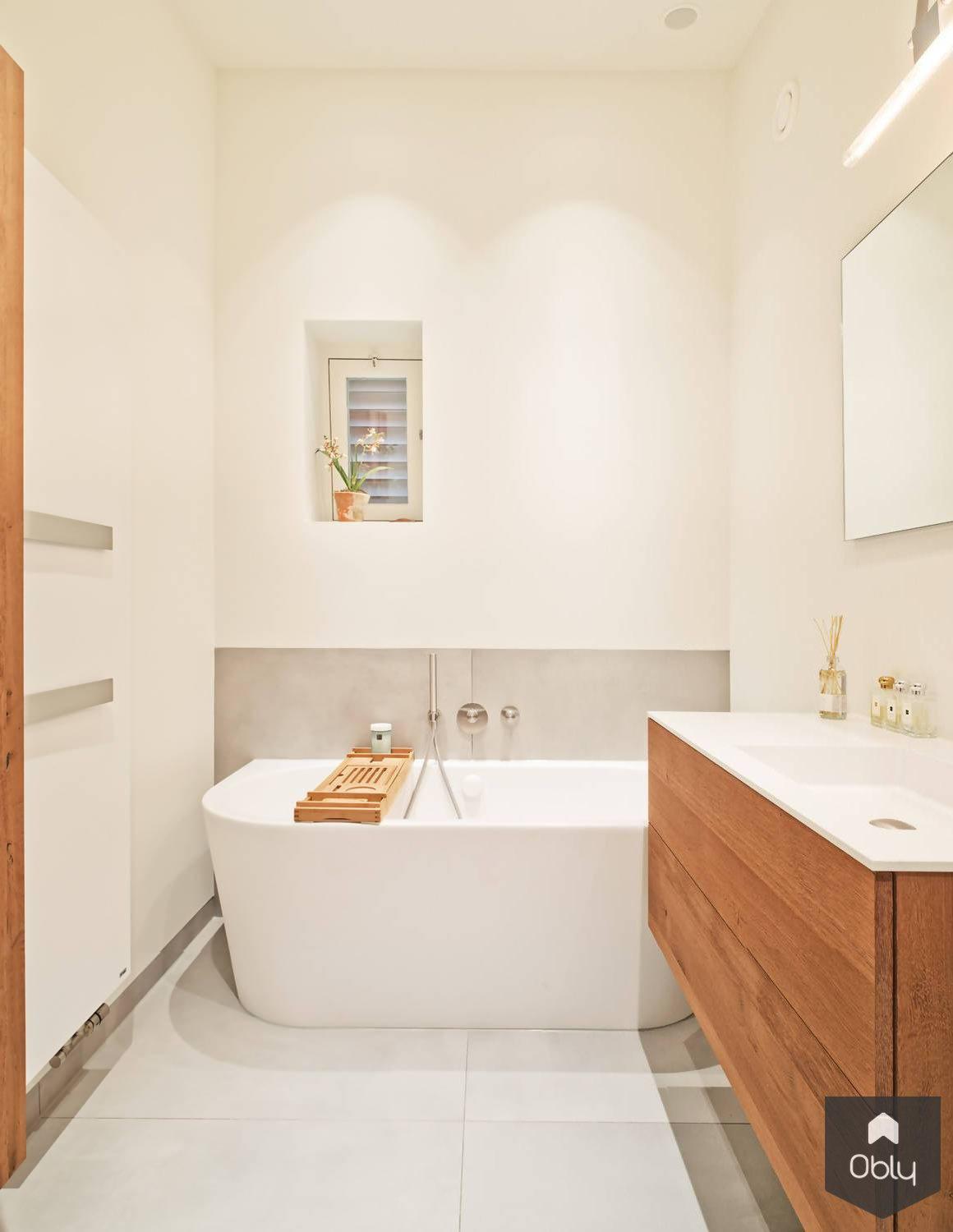 Seraph ontgrendelen voordeel Kleine badkamer in warm modern design | OBLY.com | OBLY