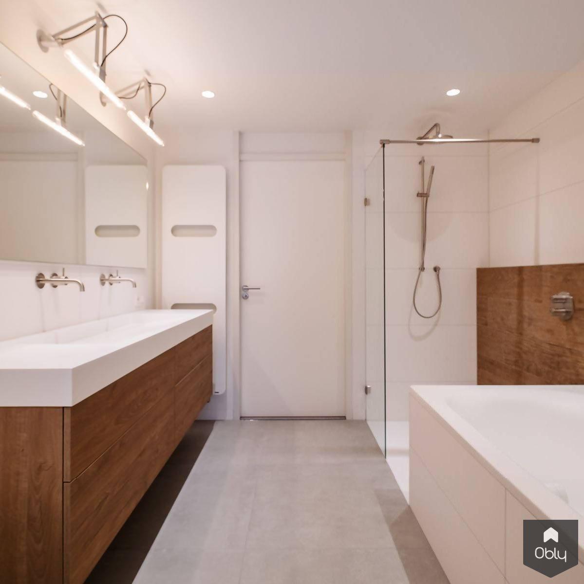 Afgrond Bevestigen Uitputting Moderne badkamer met houten elementen en inbouwkast | OBLY.com | OBLY