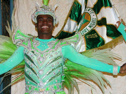 mestre-sala Rogerinho, that used has danced for Mocidade and Unidos da Tijuca samba-school, and today represents Portela.  As you can see, his clothing is very rich and detailed.