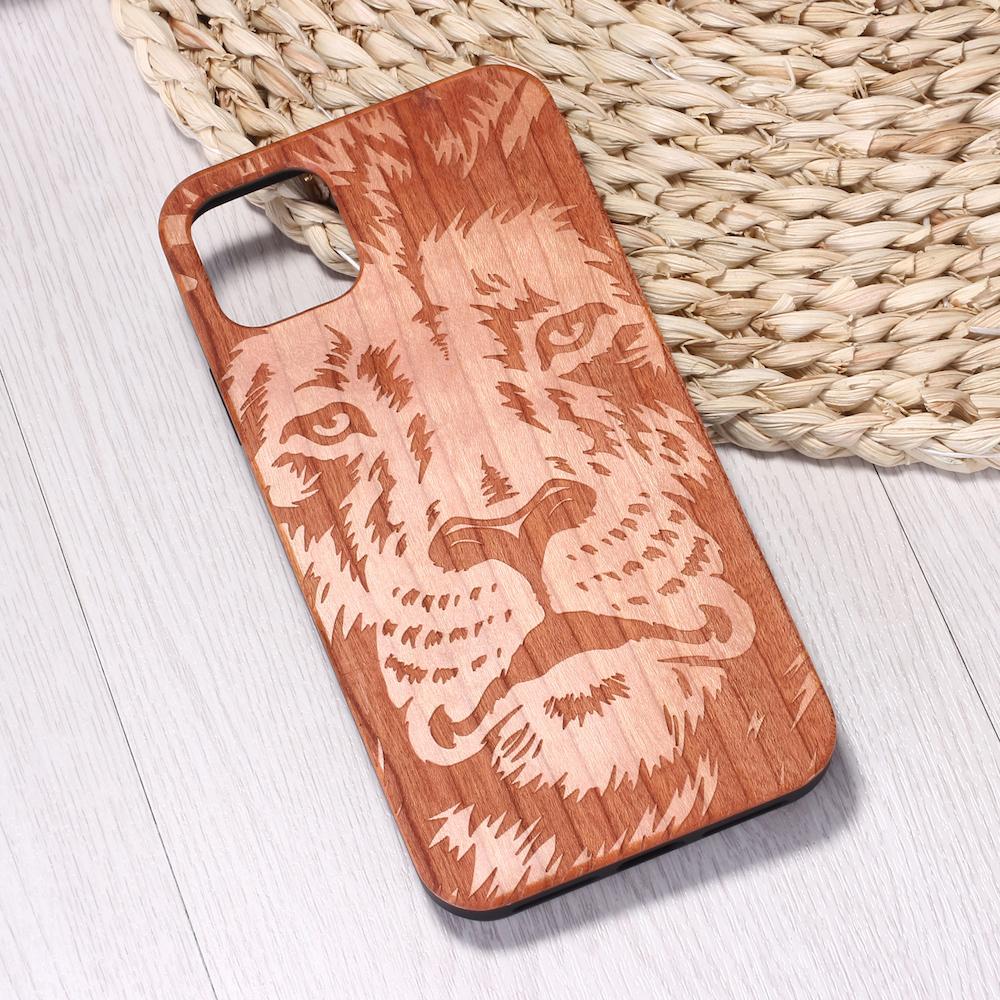 Slang Distributie heet iPhone houten hoesje - Lion | LIGNINWØØD