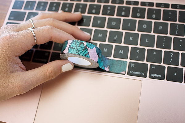 Check out Yoobi's latest DIY tips for styling your laptop. These fun idea's using colorful and printed washi tape is sure to get you tons of attention whether your a student or teacher. When you buy, Yoobi gives. 