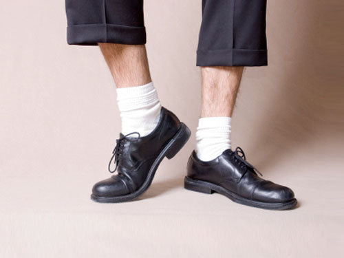 White Socks, Black Pants, Leather Shoes. Image source: effortlessgent.com