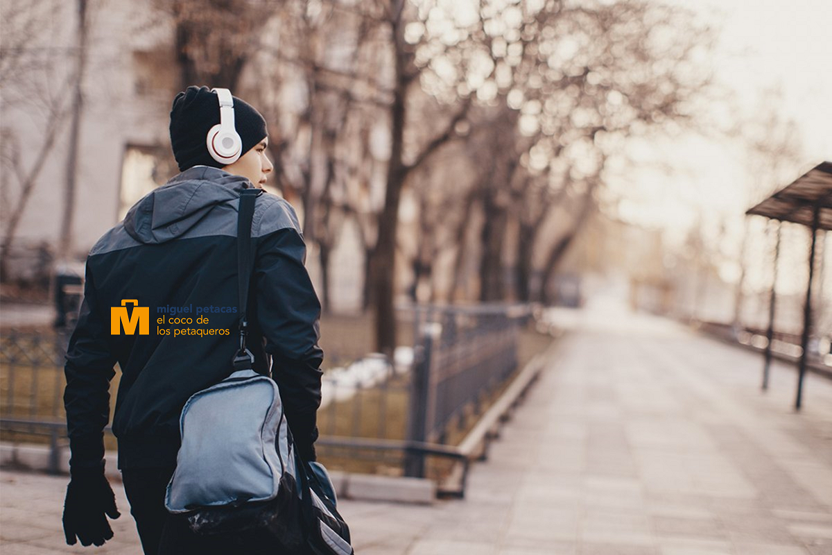 Esta bolsa de deporte te lava la ropa del gimnasio y te carga el móvil