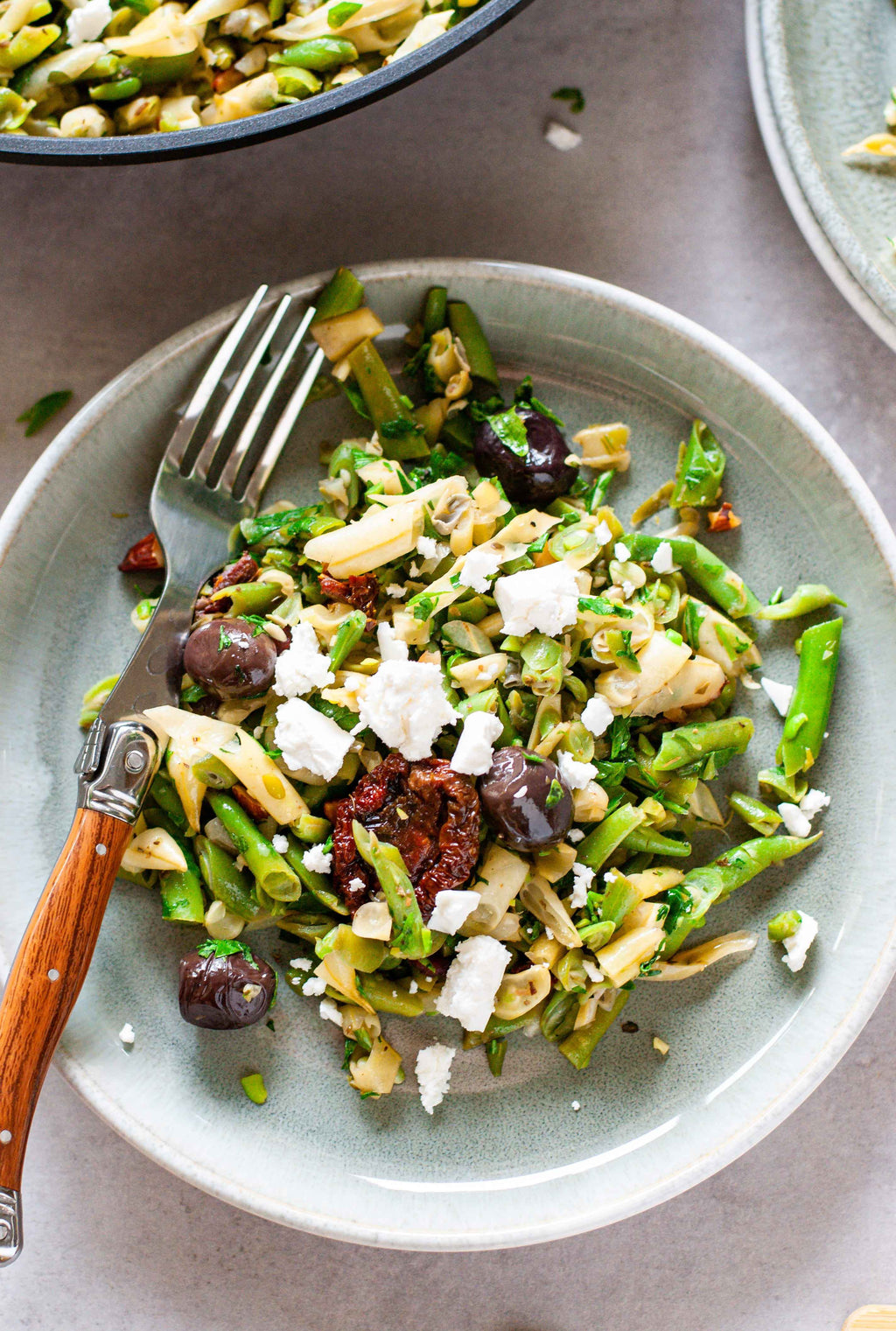 Warmer Bohnensalat mit Feta Käse und getrockneten Tomaten