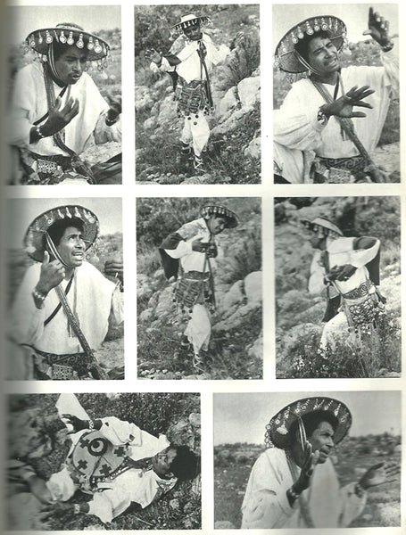 Marakame, chaman huichol, actuando una historia tradicional, son 8 fotografías en blanco y negro.