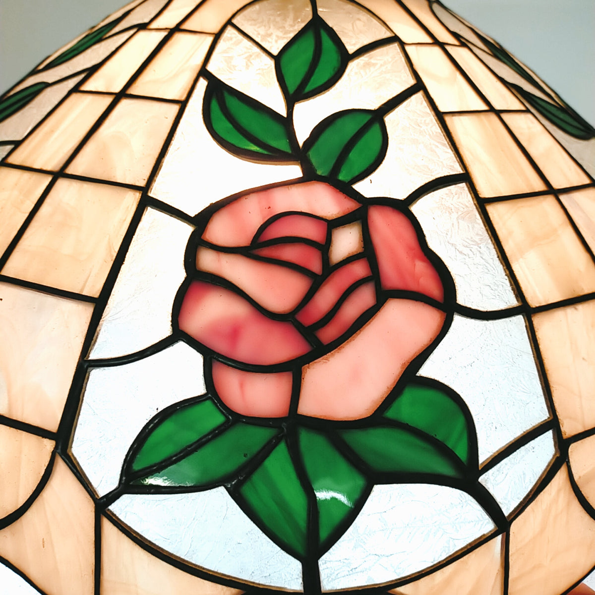 品番1375　ペンダントライト　ステンドグラス　樹脂製　薔薇　吊り下げ照明　アンティーク 　ヴィンテージ