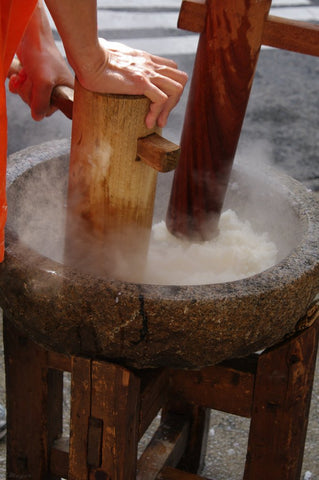 mochi-pounding