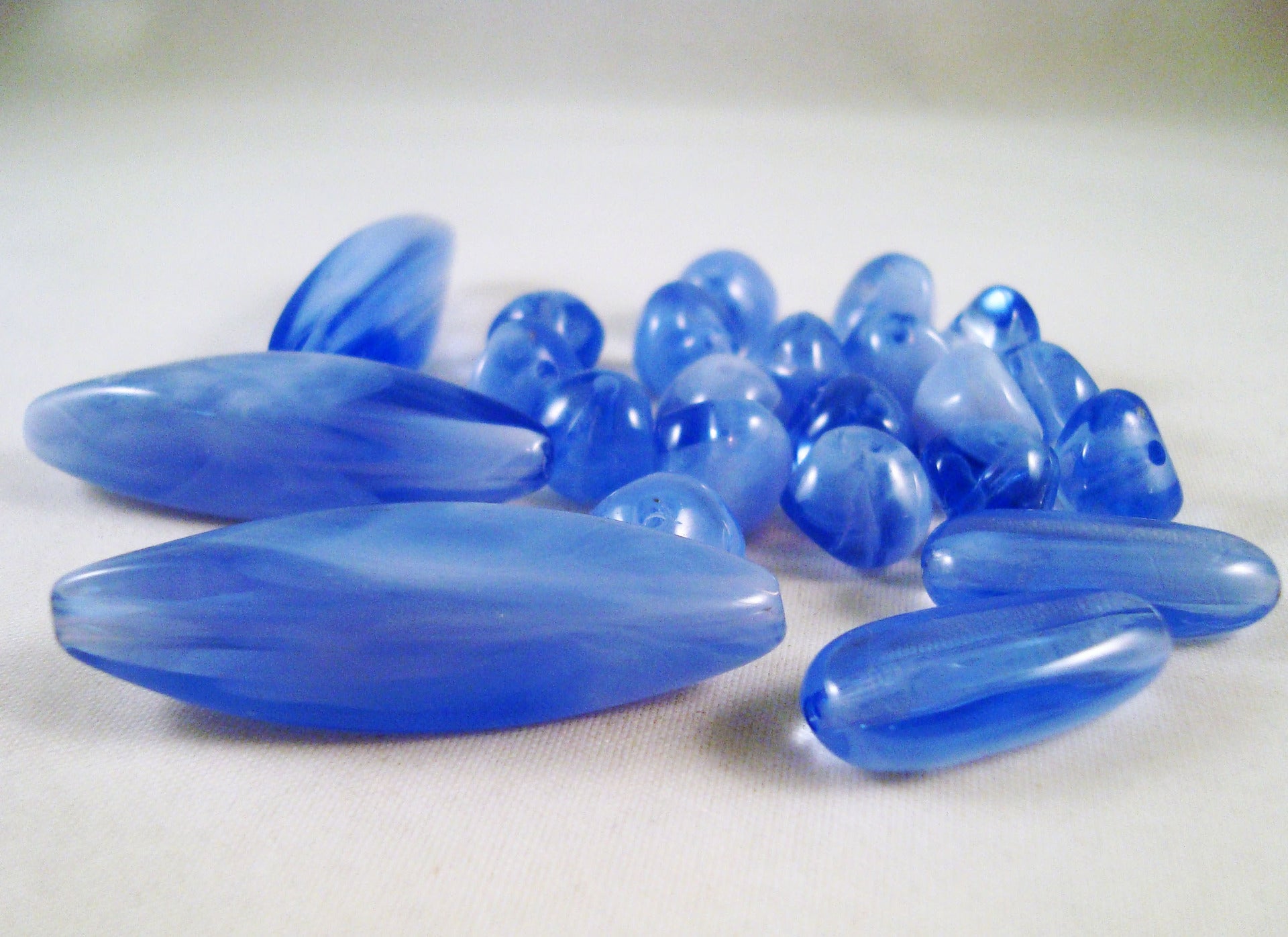 Lot de 20 Perles ? formes et motifs vari?s, Teintes de Bleu