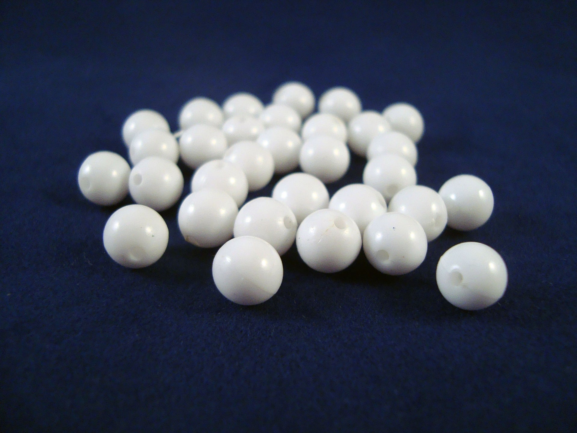 Lot de 30 Perles de 6mm de diam?tre Blanche en Acrylique