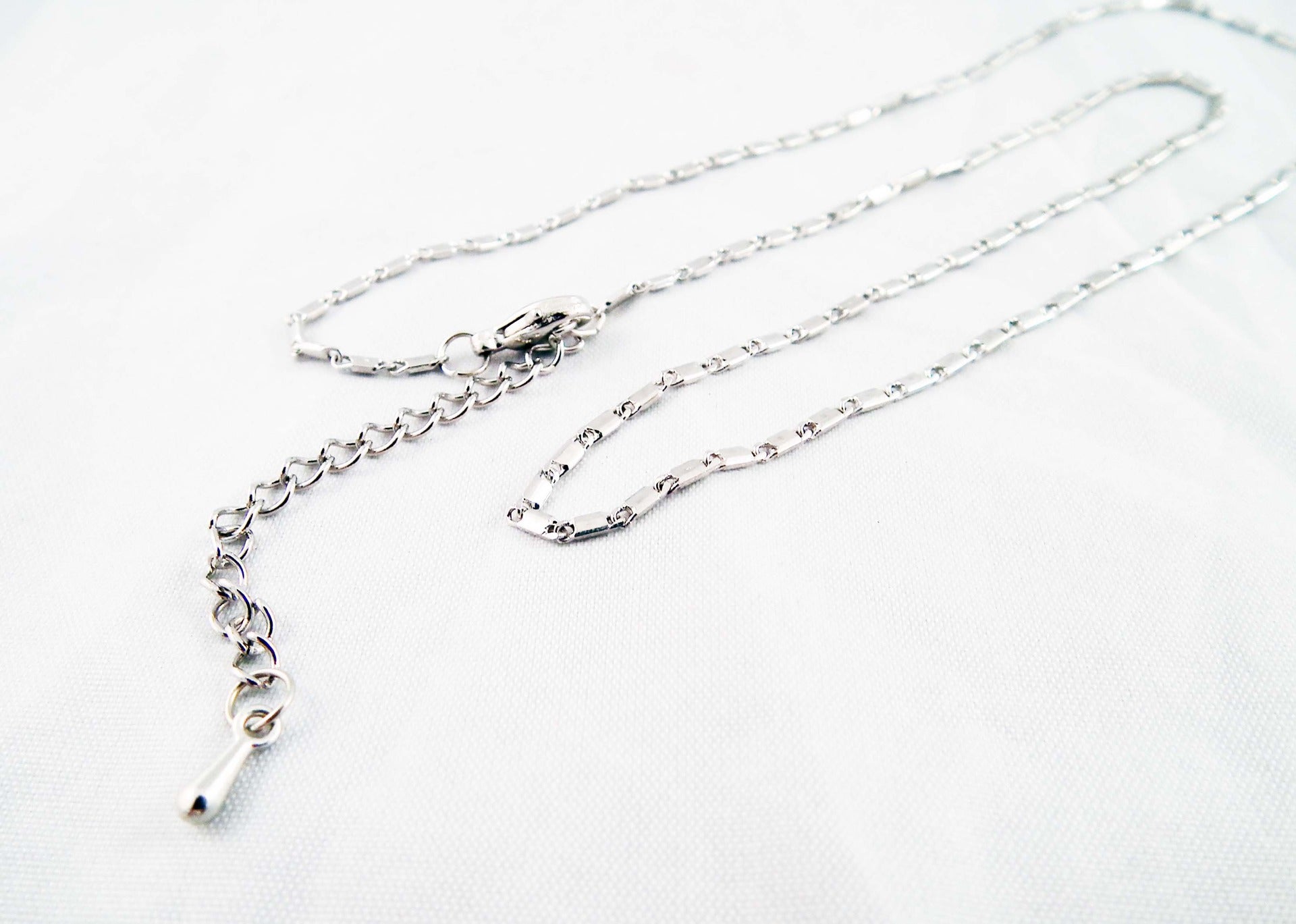 PU105 - D?licate chaine Collier Plaqu? Argent de 42cm motifs rectangles avec fermoir ? mousqueton chainette d'extension