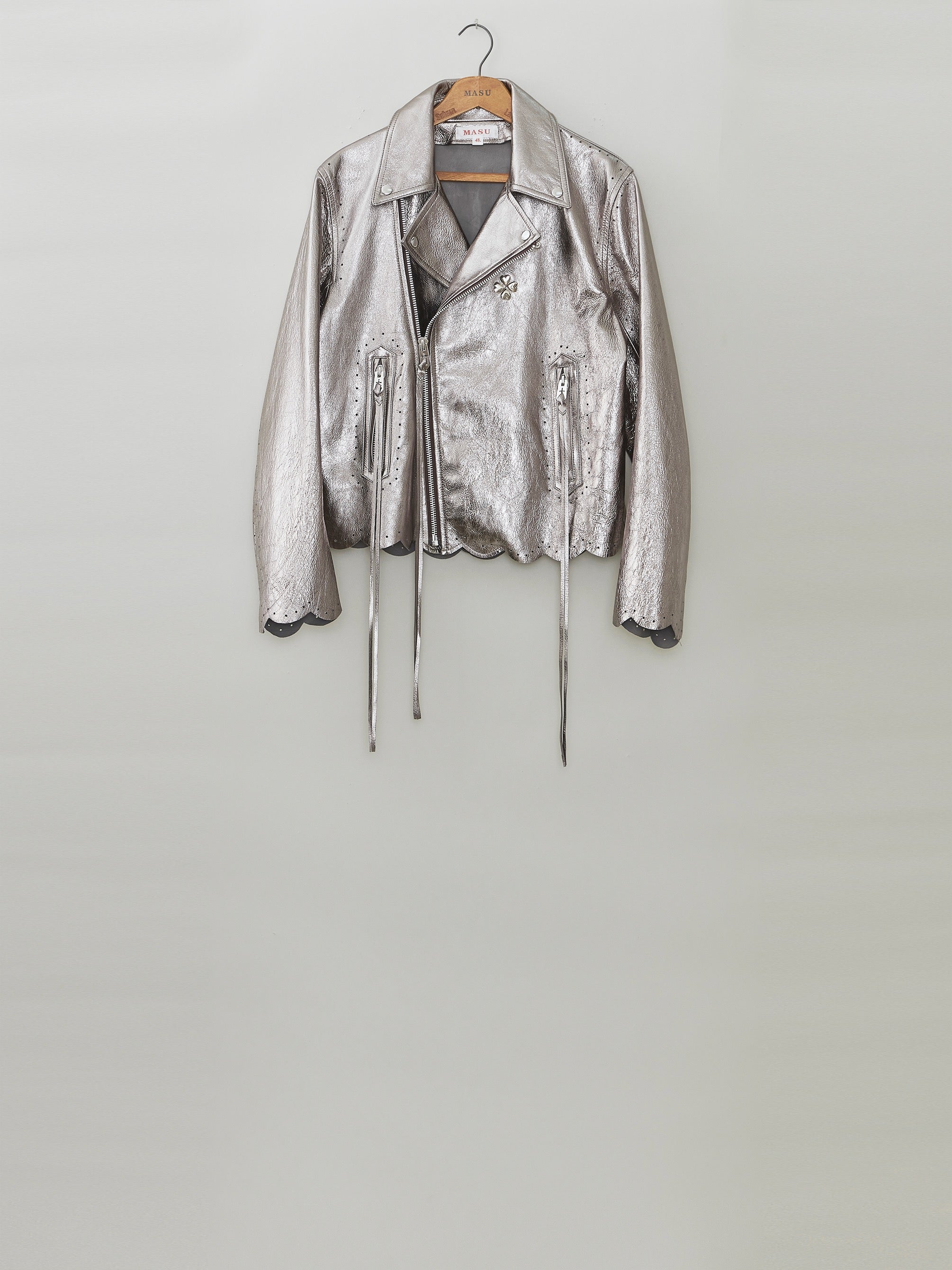 MASU(エムエーエスユー)のSCALLOP LEATHER JACKET SILVERの通販