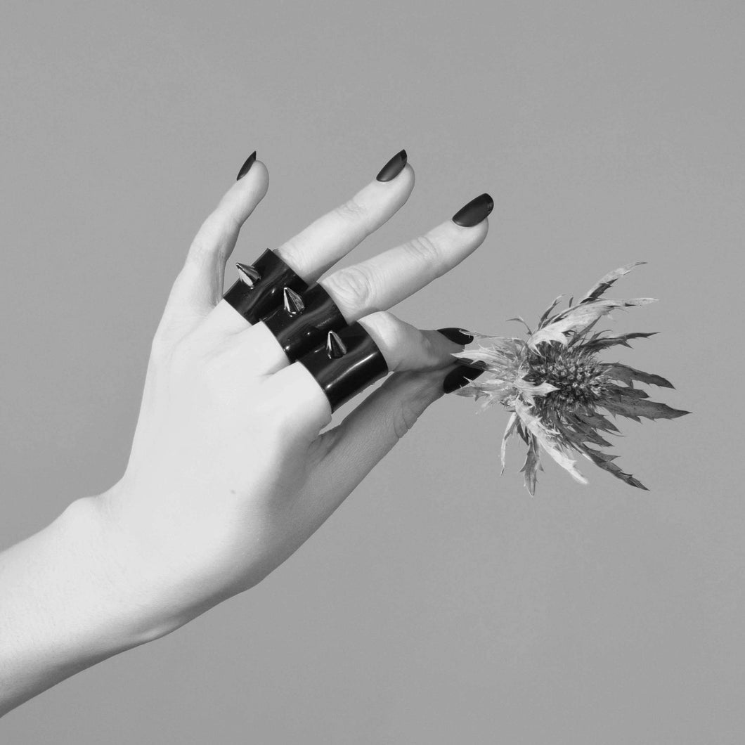 STAR DUSTERS Glossy Black Rings With Silver Spikes