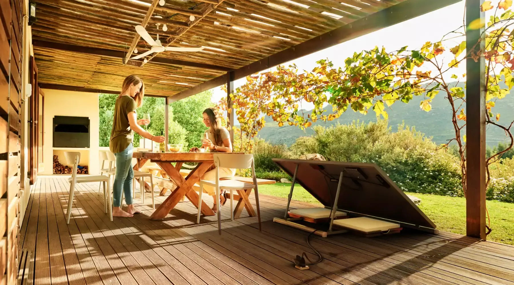 Kit Solaire Sunology PLAY installé sur la terrasse extérieure d'une maison