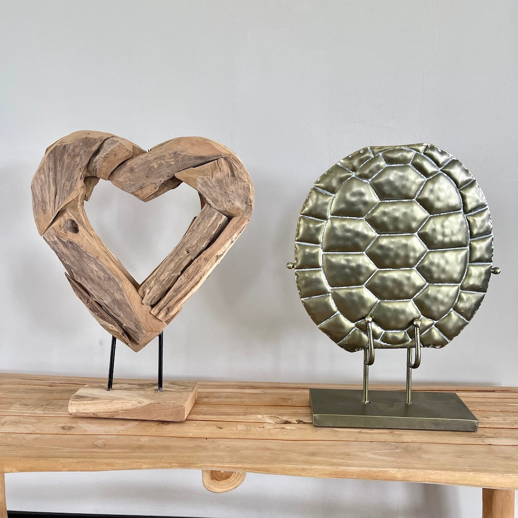 Verraad Pygmalion Metalen lijn Teak houten hart op standaard – Life Deco