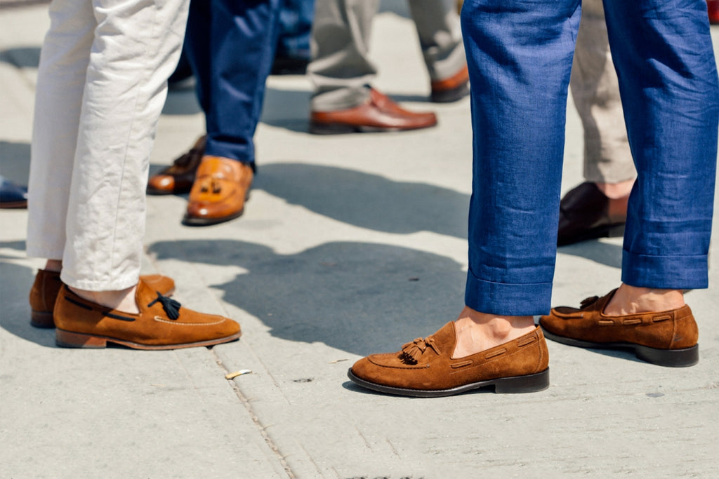 men's streetstyle wearing loafers with no socks
