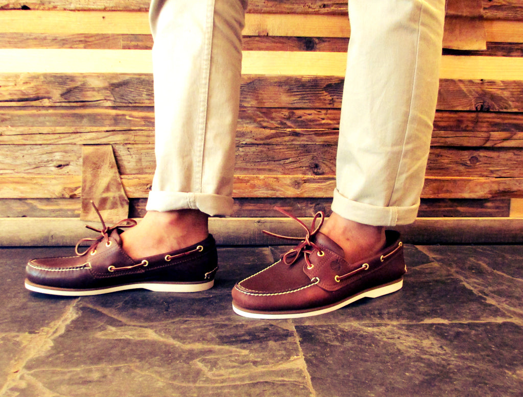 men's chinos with boat shoes and no socks