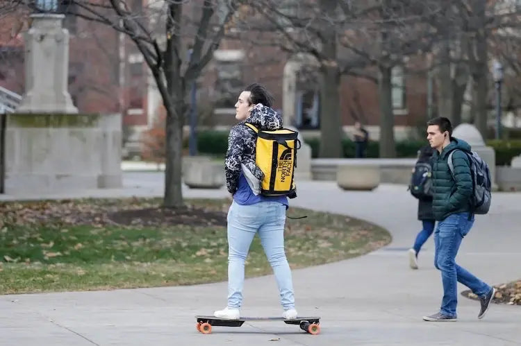 How do beginners choose a suitable electric skateboard