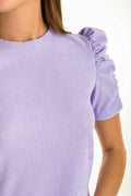 Blusa canalé de cuello redondo, fit ajustado, manga corta con hombro abullonado y detalle de fruncido lateral.