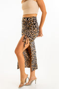 Falda midi de estampado leopardo, cintura alta con pretina elástica, fruncido frontal con jareta ajustable y abertura.