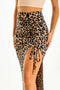 Falda midi de estampado leopardo, cintura alta con pretina elástica, fruncido frontal con jareta ajustable y abertura.